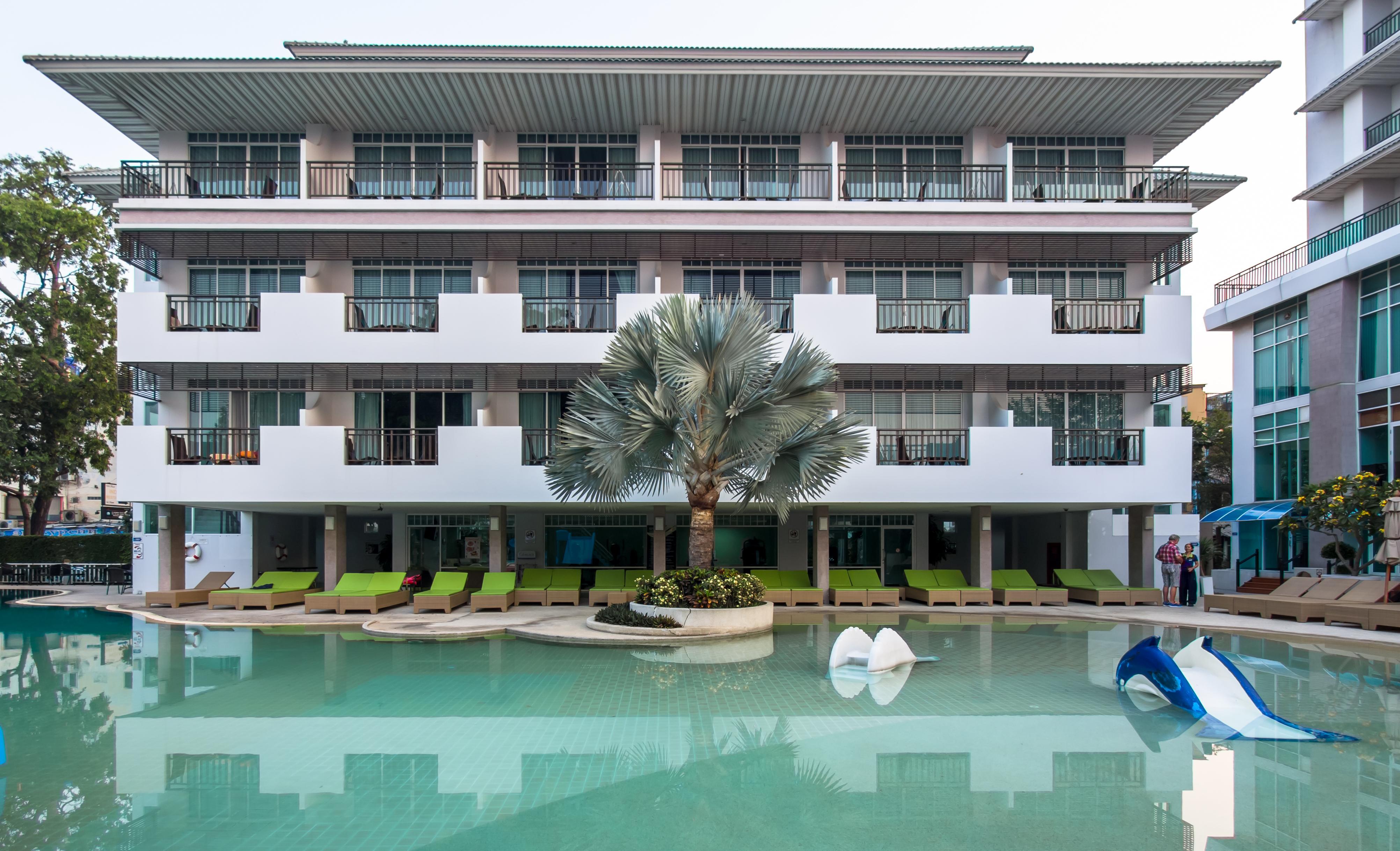 Pattaya Discovery Beach Hotel - Sha Extra Plus Exterior photo